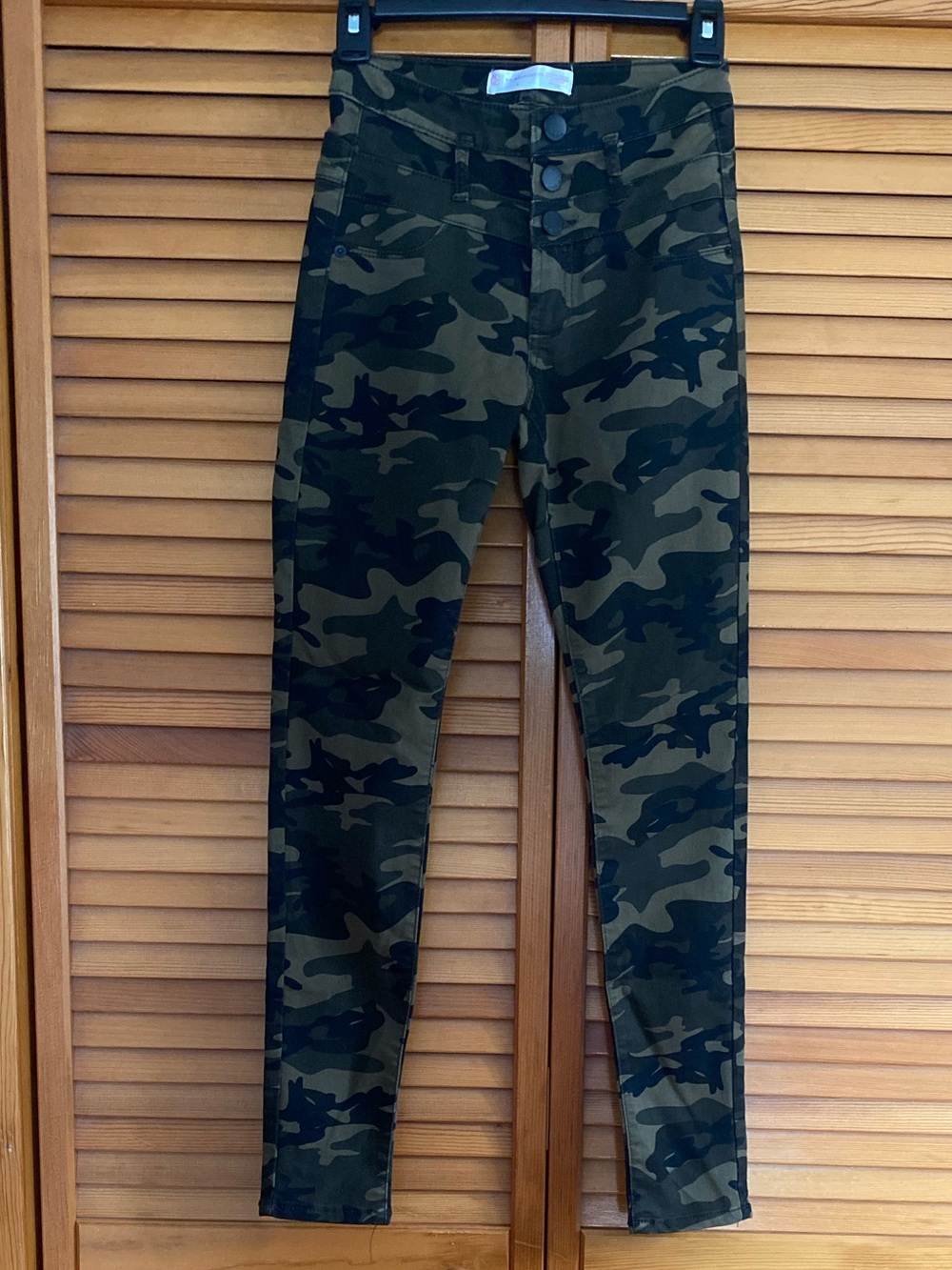 Camo High-Waist Button-Fly Skinny Pants - Olive & Black